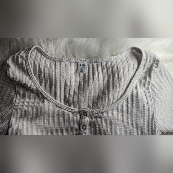 NWOT BP. white ribbed scalloped hemlines scoop 3 silver snap buttons baby tee - Picture 4 of 9